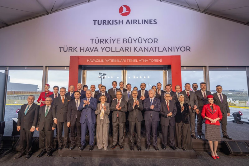 Foto de grupo tras la presentaci�n del plan de inversi�n. Foto: Turkish Airlines